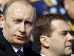 Белый дом: Медведев будет общаться с США наравне с Путиным

